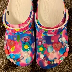 CaNdY LaNd crocs JibBiTz NEW 9 tie dye rainbow rave